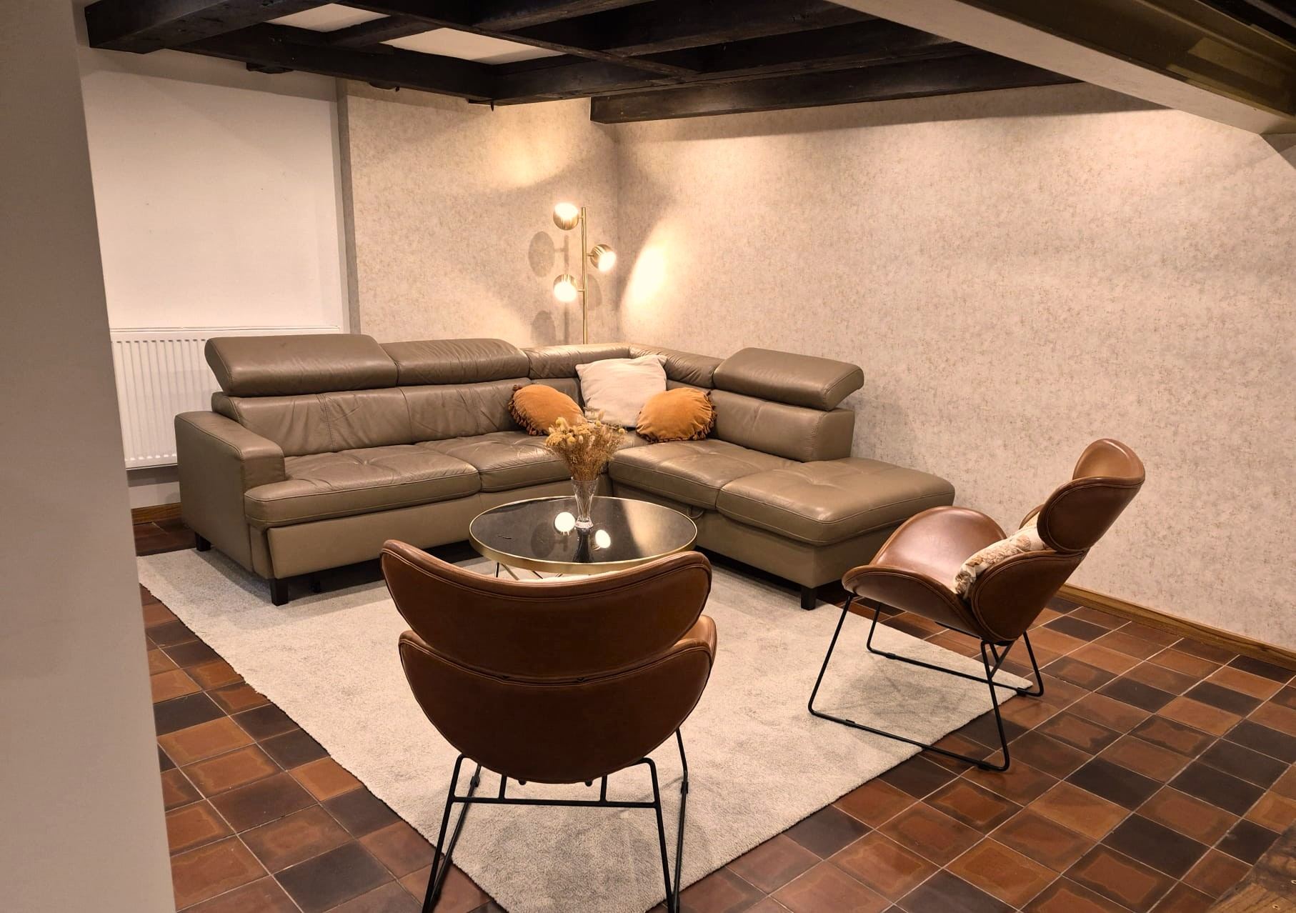 Ruhiger Raum mit Sofa und Sesseln