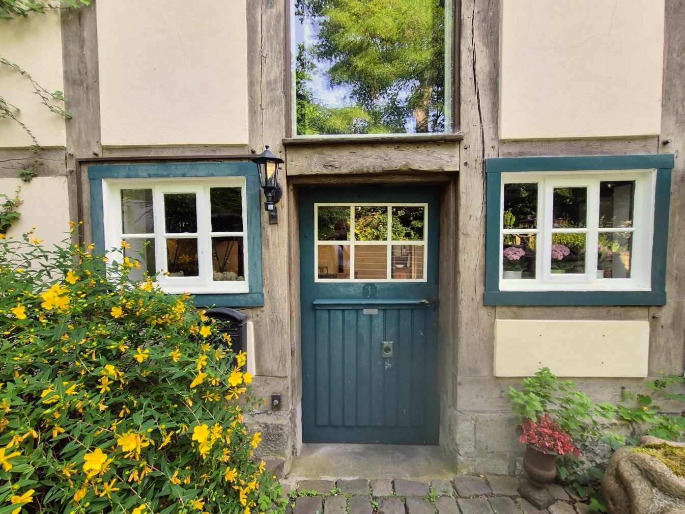 Eingangstür von Meiers Mühle mit Blumen