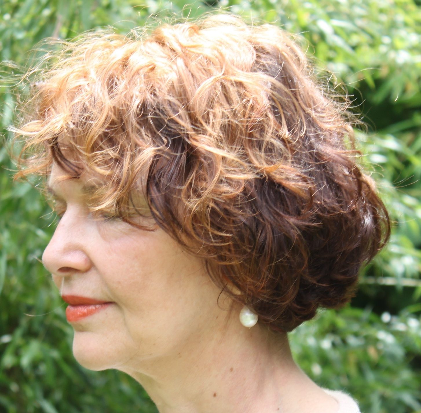 Ulla Aulenbacher-Werche im Profil vor grünem Hintergrund